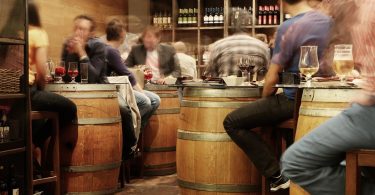 Taverna tradicional amb barrils de fusta
