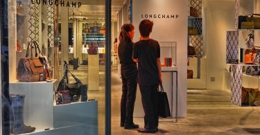 Clients dins d'una de les botigues de Longchamp