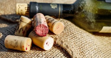 Taps de vins amb una ampolla