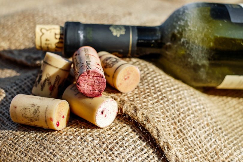 Taps de vins amb una ampolla