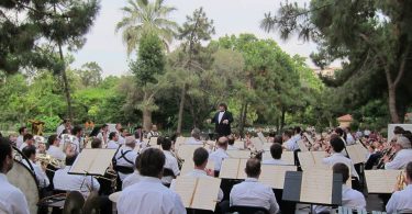 Orquestra tocant a un parc