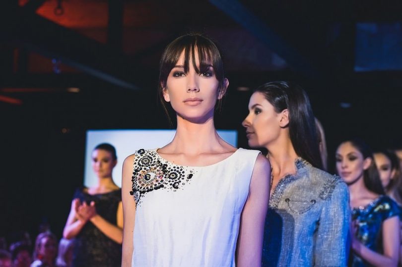 Models a una desfilada de moda