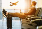 Noi esperant a l'aeroport amb la seva maleta