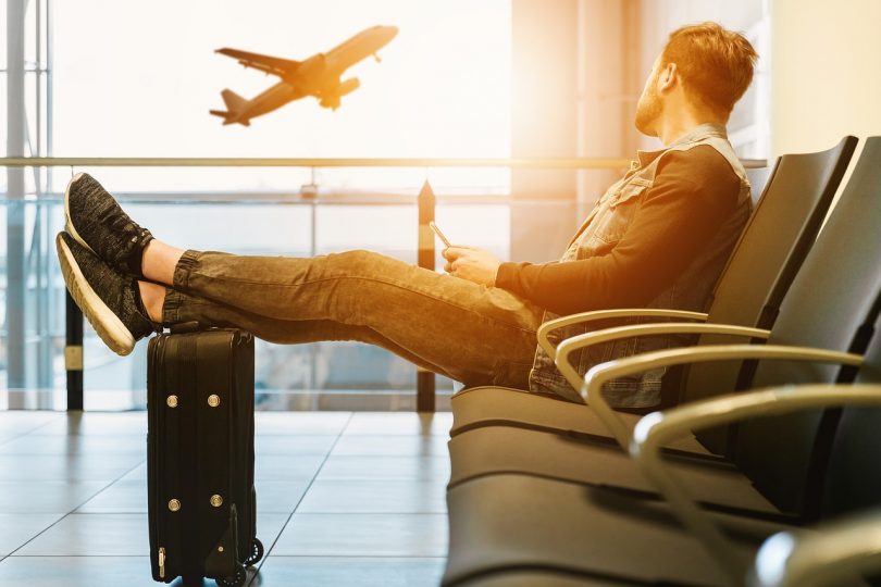 Noi esperant a l'aeroport amb la seva maleta