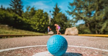 Primer pla d'una pilota de minigolf
