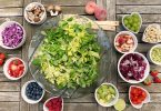 Plat d'amanida amb diversos ingredients frescos