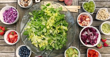 Plat d'amanida amb diversos ingredients frescos