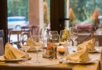 Taula posada de manera luxosa a un restaurant