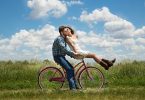 Parella passejant en bicicleta a la natura