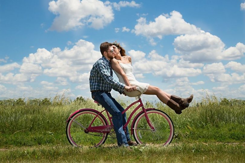 Parella passejant en bicicleta a la natura