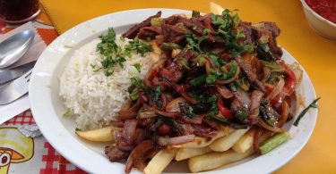 Plat de carn especiada peruana