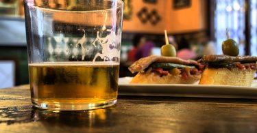Got de cervesa i dos pintxos de tapa