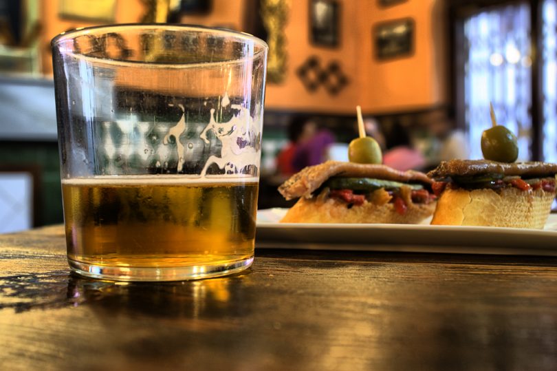 Got de cervesa i dos pintxos de tapa
