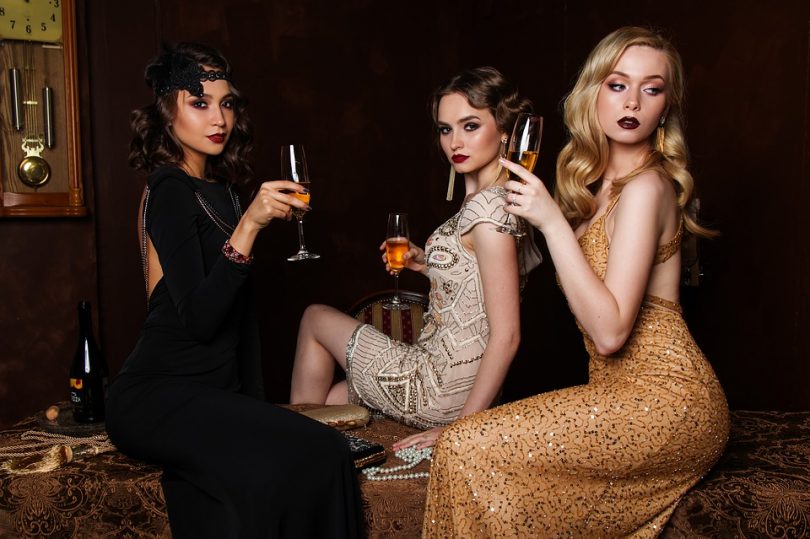 Noies posant amb vestits vintage