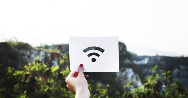 Mà sostenint un cartell de Wifi al carrer