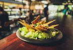 Amanida de cuina alternativa a la barra d'un bar-restaurant