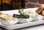 Selecció d'hummus com a aperitiu
