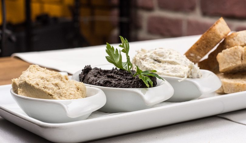 Selecció d'hummus com a aperitiu