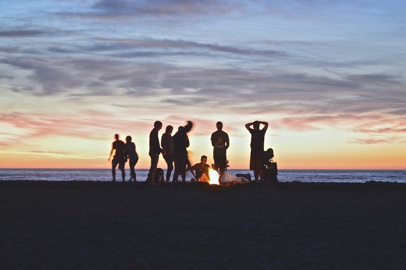 Grup d'amics celebrant la revetlla a la platja