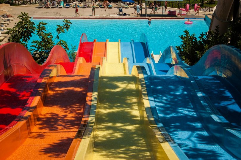 Tobogans de colors d'un parc aquàtic