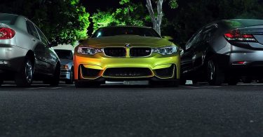 Cotxe BMW aparcat a un parking