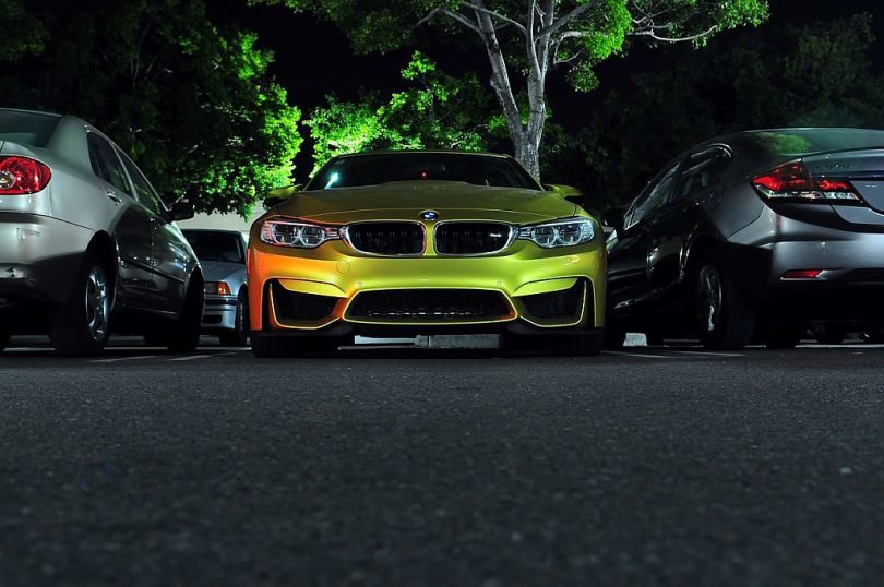 Cotxe BMW aparcat a un parking