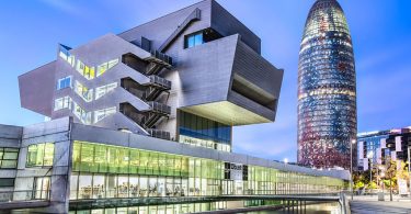 Museu del Disseny i la Torre Agbar al barri del Clot.