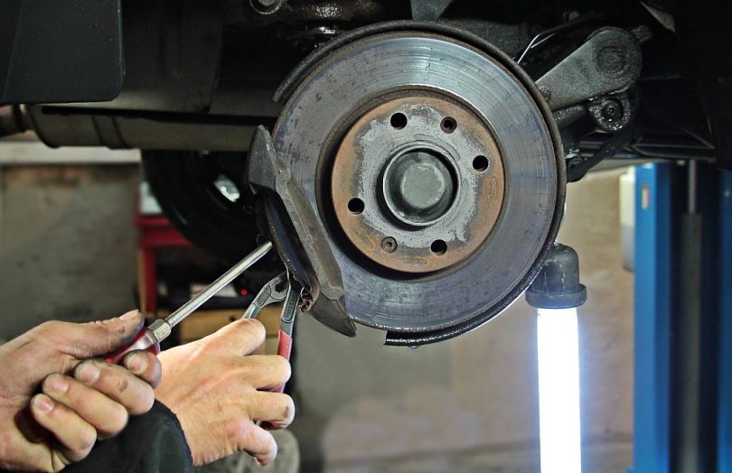 Estudiant d'automoció fent pràctiques a un taller