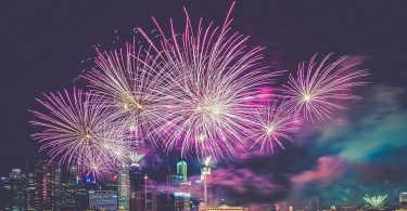 Focs artificials sobre una ciutat