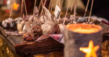 Decoració nadalenca a un mercat de Nadal