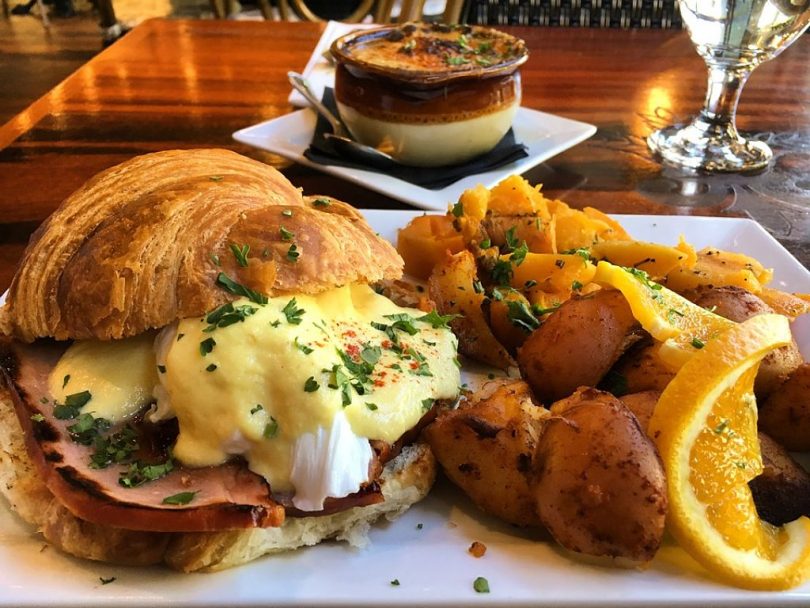 Plat amb diverses opcions de brunch a un restaurant