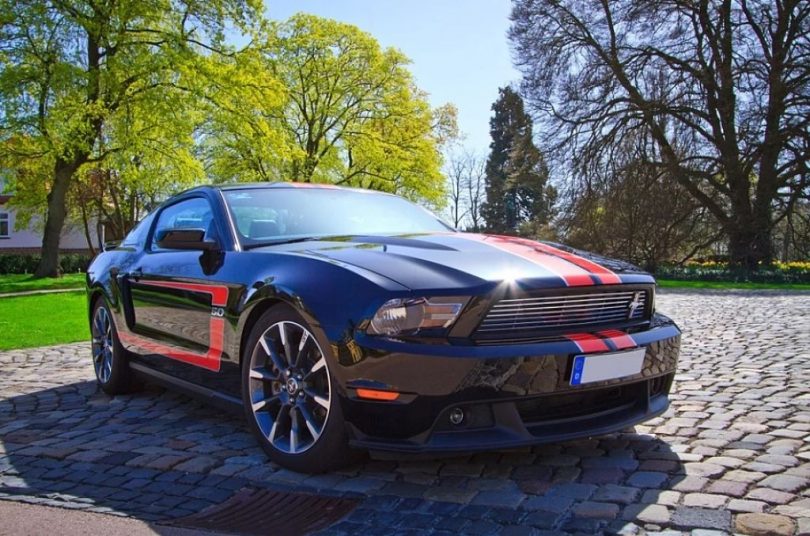 Mustang GT esportiu aparcat al carrer