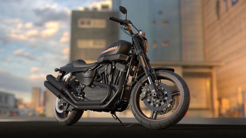 Moto de gran cilindrada aparcada davant d'un edifici.