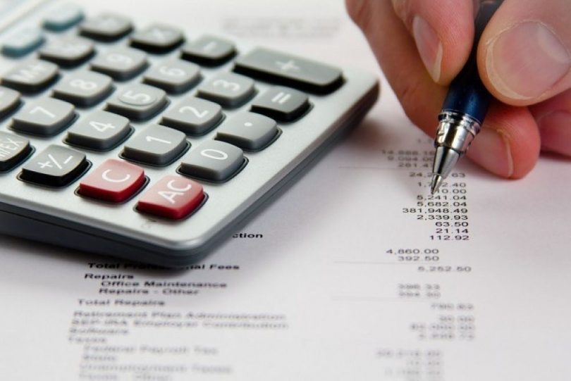 Treballador realitzant el descompte sobre impostos