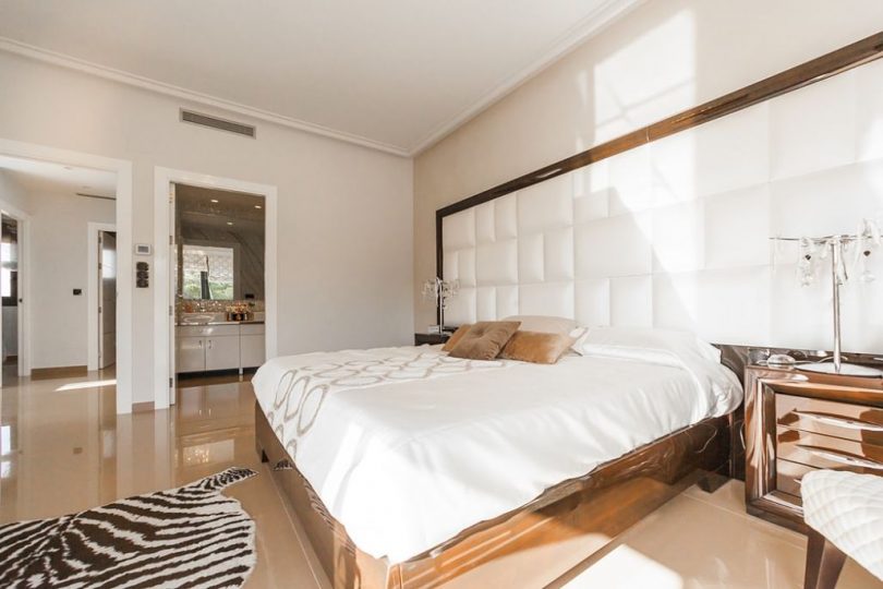 Habitació principal d'un pis d'obra moderna