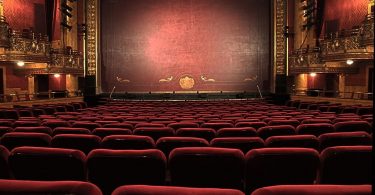 Interior d'un teatre vist des de les butaques