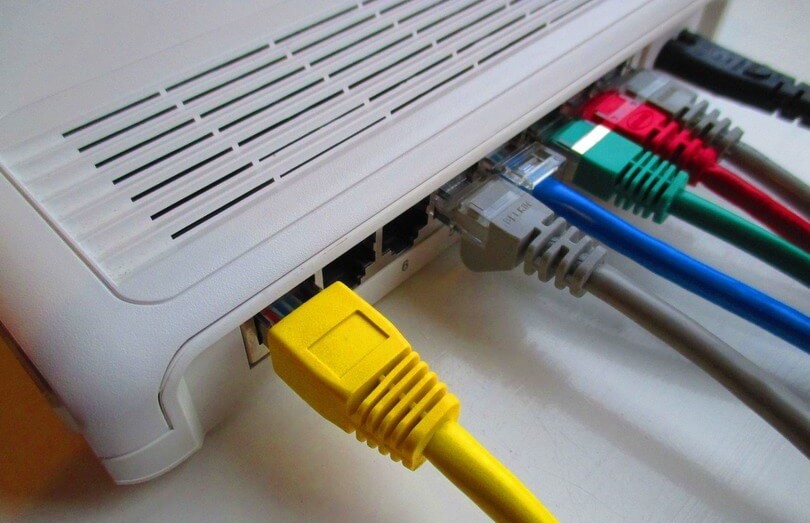 router amb cables per a connectar internet