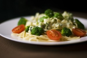 piatto di pasta con broccoli e pomodoro