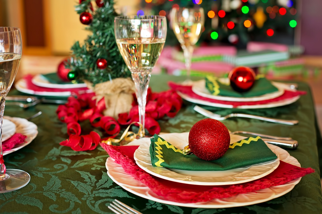 christmas tabel in reds and greens