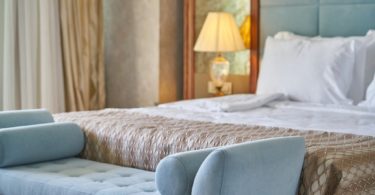 hotelroom in blue and beige