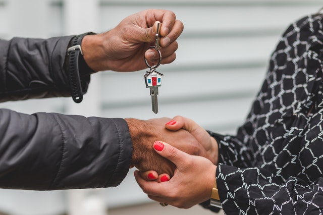 lady receives house keys from personal real estate shopper