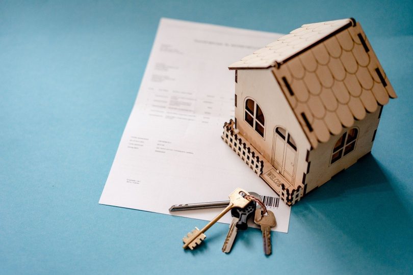 rent tax-deductible, contract, small house and keys