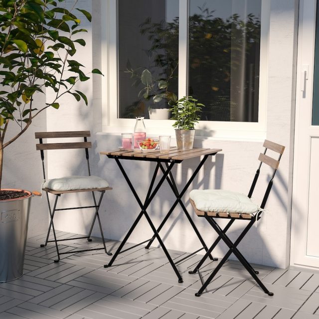 Small terrace with table and chairs
