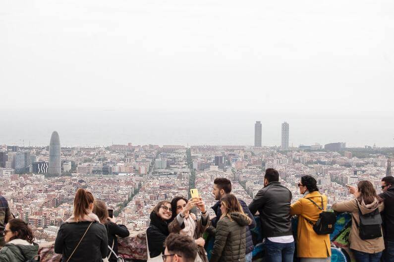 people enjoying free tour in Barcelona