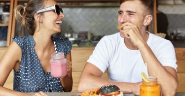 Pareja comiendo