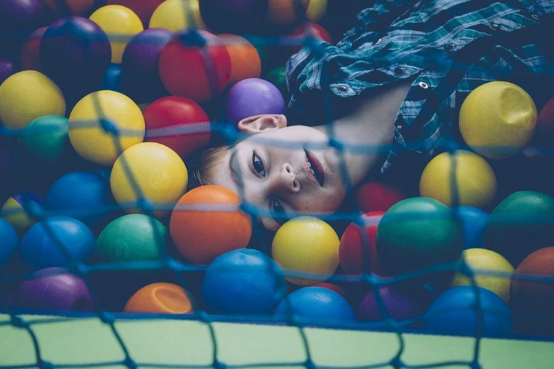 Niño jugando en un piscina de bolas