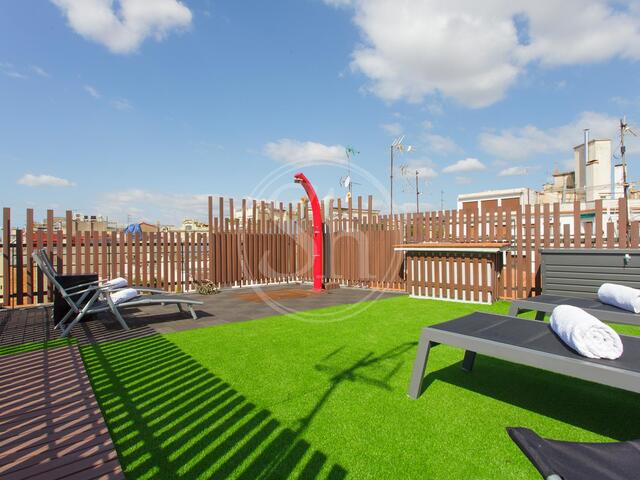 terraza con cesped artificial