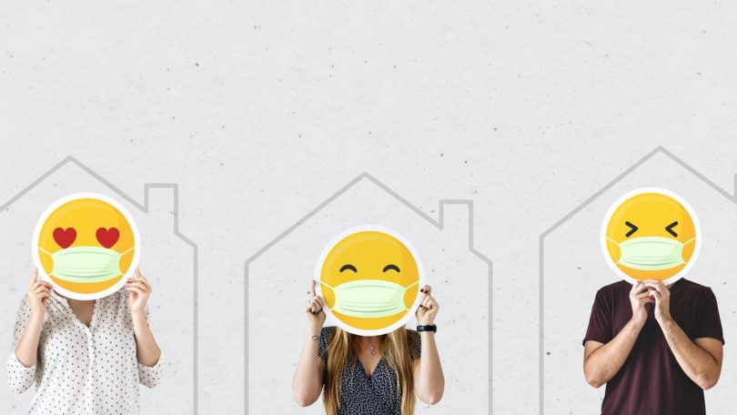 tres personas con un emoji sobre un fondo blanco con casas