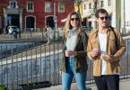 personas caminan contentas y saludables por Barcelona