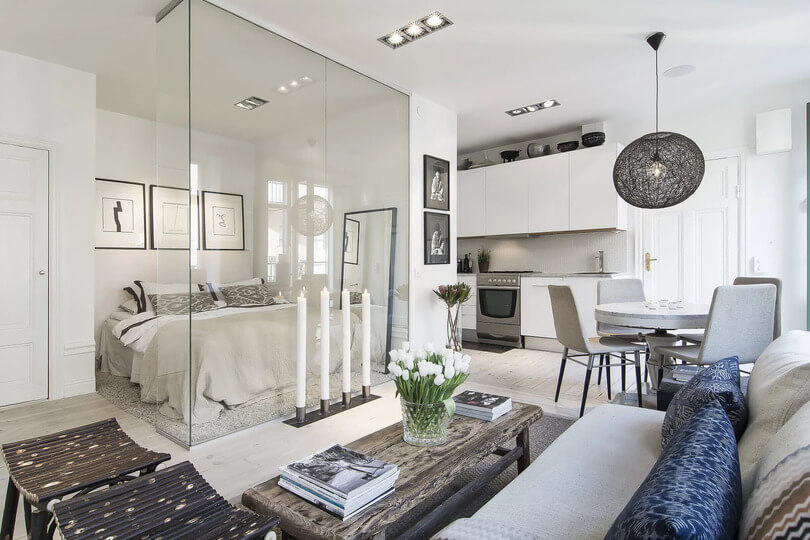 Dormitorio interior con paredes de cristal